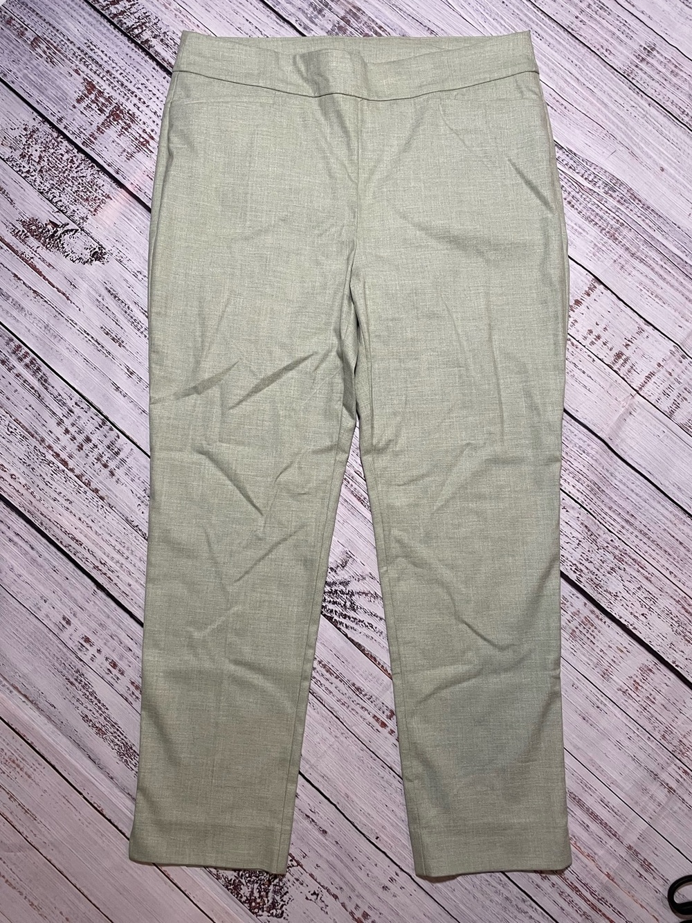 Chico's Brigitte Pull-On ankle pants. Green. Size 2. US 12R